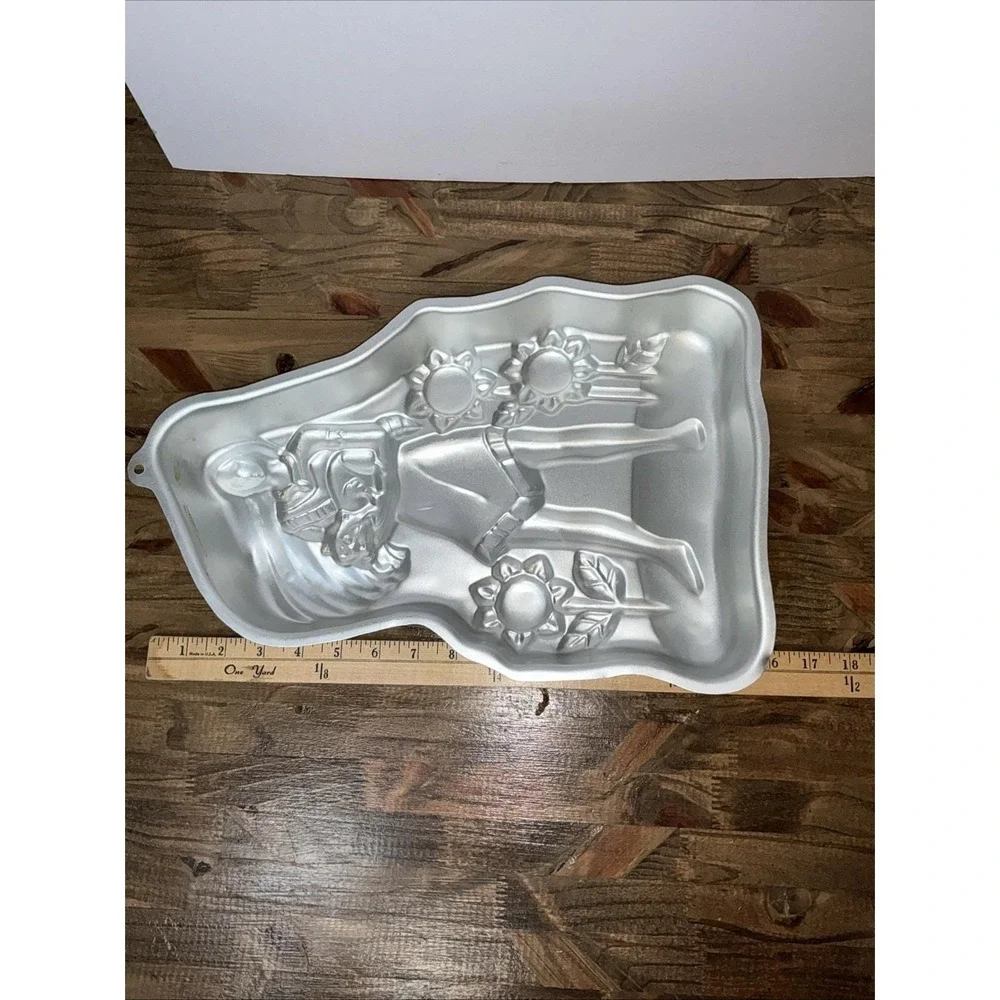 Vintage Wilton Disney Pocahontas Cake‎ Pan 1995 Aluminum Character Baking Mold
